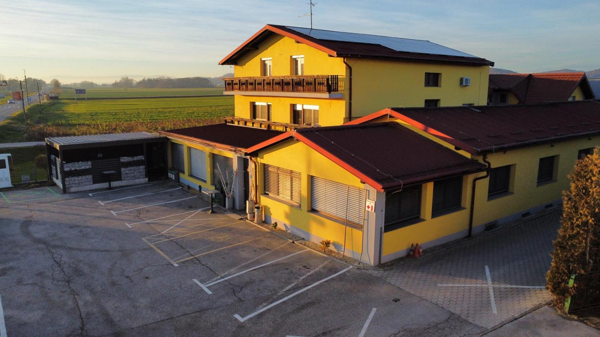 Hotel Gostilna Marta Oslusevci Exterior foto