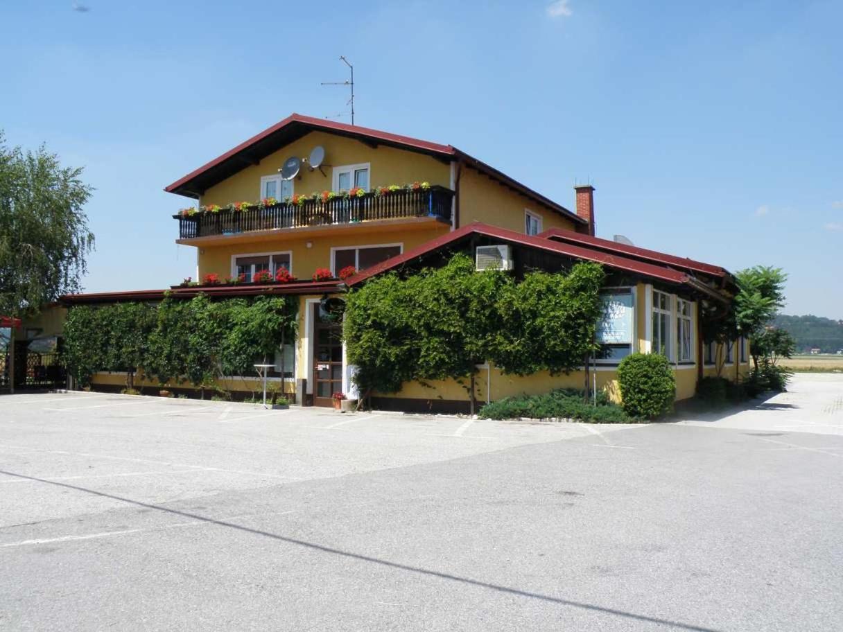Hotel Gostilna Marta Oslusevci Exterior foto